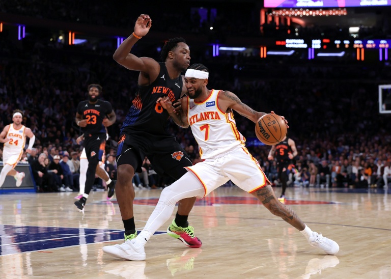 Nickeil Alexander-Walker (d) face à Og Anunoby lors du deuxième match du premier tour des play-offs de NBA entre les Atlanta Hawks et les New York Knicks, le 20 avril 2026 à New York
