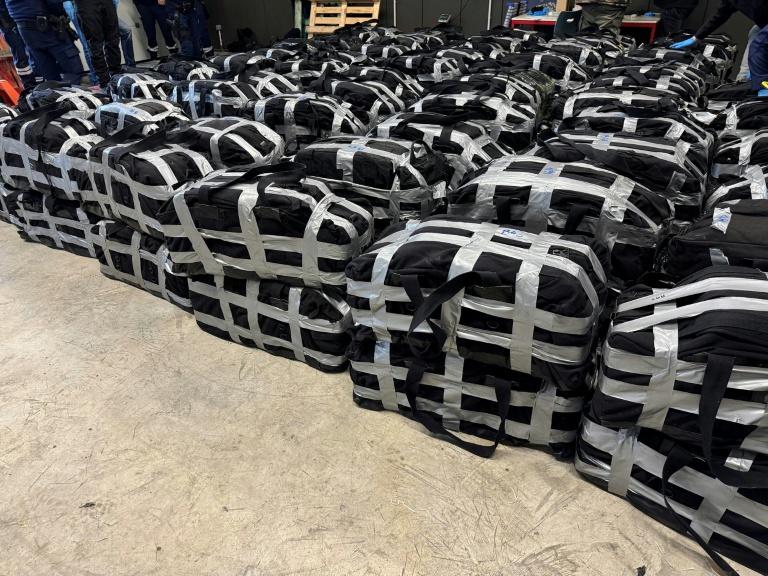 Photo non datée, diffusée par les douanes françaises le 17 mars 2026, montrant des ballots de cocaïne après une opération douanière entre le 7 et le 18 février 2026, au cours de laquelle 13 tonnes de cocaïne ont été saisies dans le port de Dunkerque