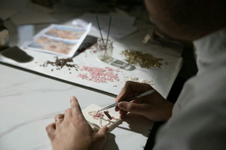 Le chef pâtissier français Bastien Blanc-Tailleur crée des décoration pour un gâteau de mariage dans son atelier de Saint-Rémy-lès-Chevreuse, dans les Yvelines, le 10 avril 2026