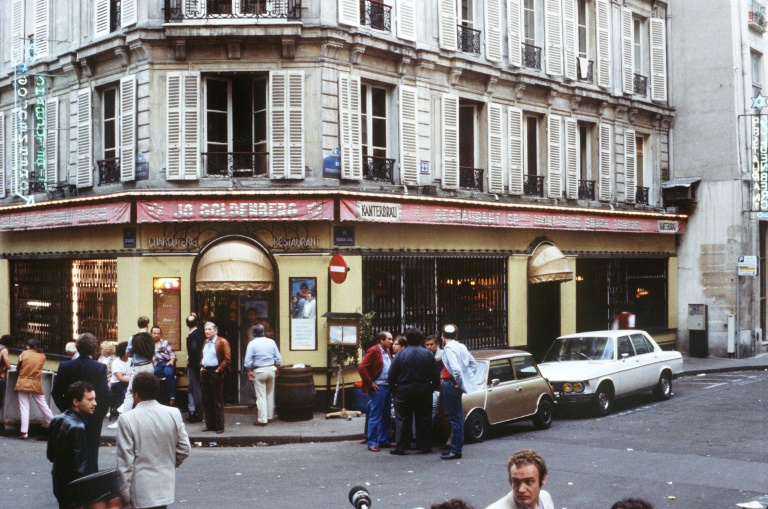 Des personnes devant le restaurant Jo Goldenberg, rue des Rosiers, deux jours après un attentat, le 11 août 1982 à Paris
