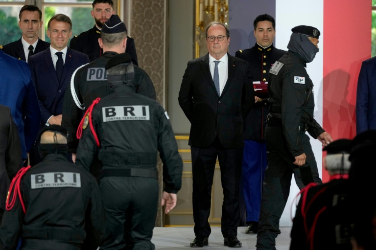 Le président Emmanuel Macron (2e g) et son prédécesseur François Hollande (2e d) assistent à une cérémonie en l'honneur des policiers intervenus au Bataclan pendant attentats du 13 novembre 2015, à l'Élysée, le 21 avril 2026&nbsp;à Paris