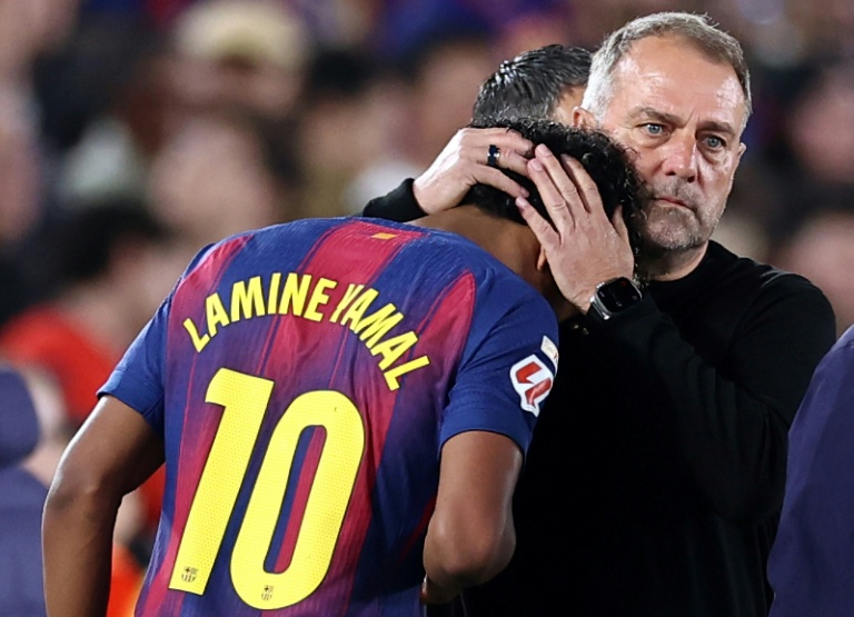 L'attaquant du Barça Lamine Yamal, sorti sur blessure et consolé par son entraîneur Hansi Flick lors d'un match contre le Celta Vigo en championnat d'Espagne, le 22 avril à Barcelone.