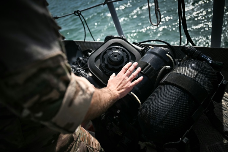 Du matériel de plongée à bord du chasseur de mines tripartite de la Marine française L'aigle, au large de Dieppe, lel 14 avril 2026 en Normandie