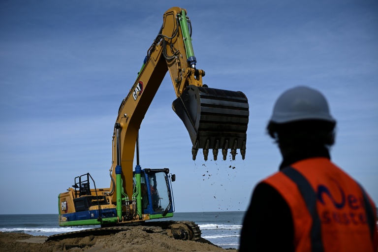 Un engin de chantier en action sur le site où est menée une expérimentation de lutte contre l'érosion marine, à Soulac-sur-Mer, en Gironde, le 10 avril 2026