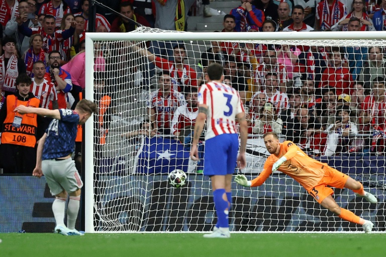 Viktor Gyokeres (G) marque un penalty pour Arsenal face à l'Atlético Madrid du gardien Jan Oblak, lors du match nul (1-1) en demi-finale aller de la Ligue des champions, le 29 avril 2026 à Madrid