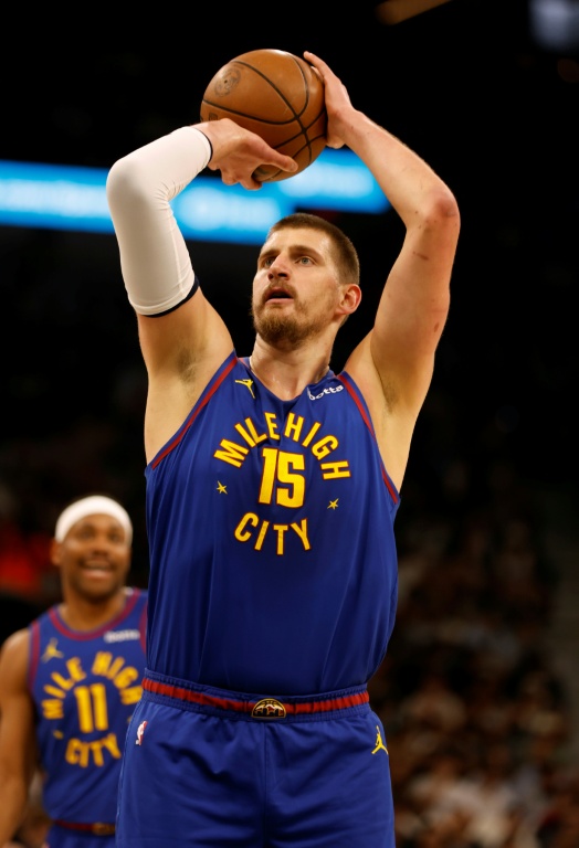 Nikola Jokic lors du match NBA des Denver Nuggets contre les San Antonio Spurs le 12 avril 2026 à San Antonio durant le dernière journée de la saison régulière