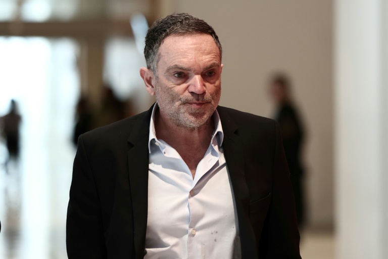 L'écrivain français Yann Moix arrive au palais de justice de Paris le 17 avril 2026