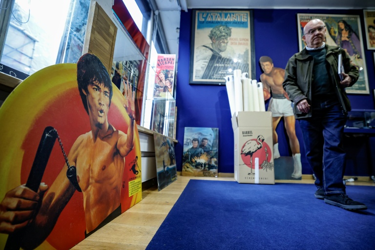 Des objets et des affiches de cinéma de la collection René Chateau exposés à Paris, le 7 avril 2026 avant leur vente aux enchères par la maison Millon, le 9 avril 2026