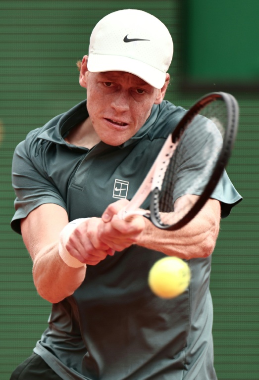 Le N.2 mondial Jannik Sinner en quarts de finale du Masters 1000 de Monte-Carlo sur le court Rainier III le 10 avril 2026