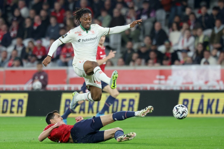 Elye Wahi et Aissa Mandi lors du match de Ligue 1 (0-0) entre Lille et Nice au stade Pierre-Mauroy de Villeneuve d'Ascq le 18 avril 2026