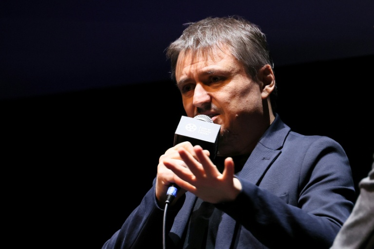 Le cinéaste roumain Cristian Mungiu s'exprime sur scène dans le cadre du 60e Festival du film de New York, à l'Alice Tully Hall du Lincoln Center, le 9 octobre 2022, à New York