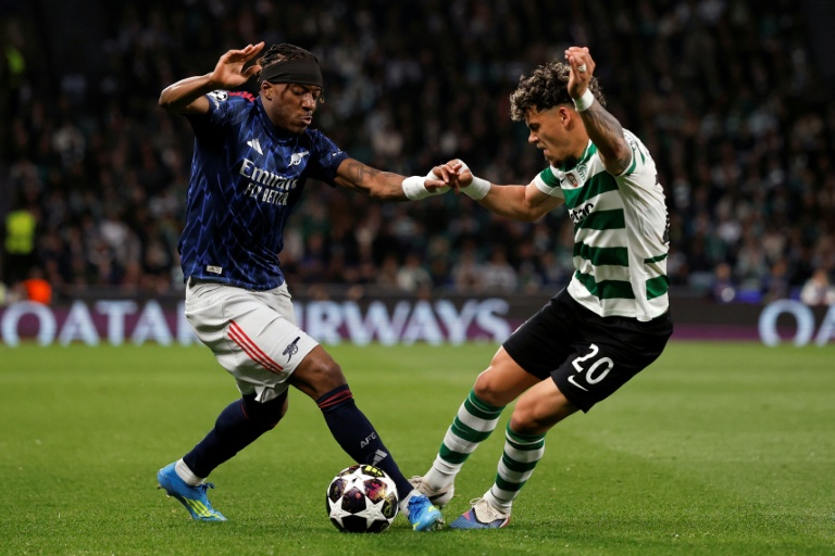 Noni Madueke (G) d'Arsenal aux prises avec Maximiliano Araujo du Sporting Portugal lors de la victoire des Londoniens 1-0 en quart de finale aller de Ligue des champions, le 7 avril 2026 à Lisbonne