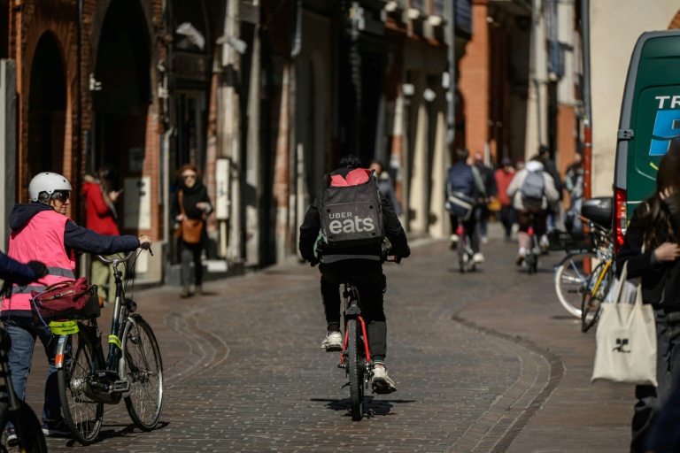 Un livreur Uber Eats à vélo dans une rue à Toulouse, le 18 mars 2025