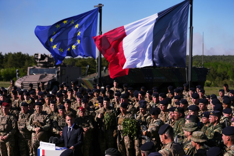 Le président français Emmanuel Macron (C) prononce un discours lors des exercices militaires Orion 2026 à Suippes, dans l’est de la France, le 30 avril 2026.