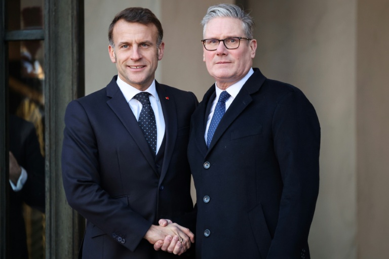 Le président français Emmanuel Macron accueille le Premier ministre britannique Keir Starmer au palais de l'Elysée le 6 janvier 2026 à Paris