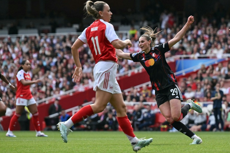 La joueuse de Lyon Jule Brand célèbre son but lors de la demi-finale aller de Ligue des champions contre Arsenal, le 26 avril 2026, à Londres
