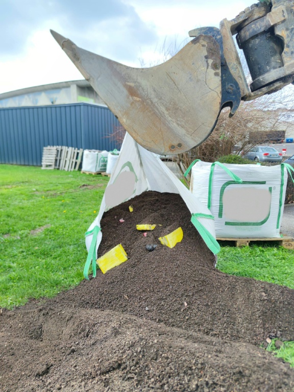 Photo diffusée par les douanes françaises le 3 avril 2026 et prise le 24 mars 2026, montrant des sachets de cocaïne après la saisie de 1 145 kilogrammes de cocaïne dissimulés dans des sacs de terreau, à Saint-Etienne, dans la Loire