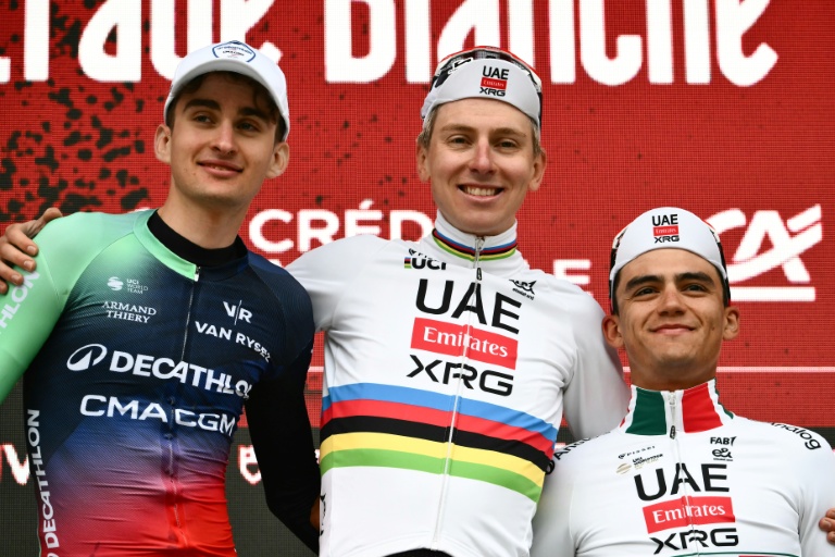 Le podium des Strade Bianche: Paul Seixas, 2e (g),Tadej Pogacar, vainqueur (c) et Isaac Del Toro (3e), le 7 mars 2026 à Sienne