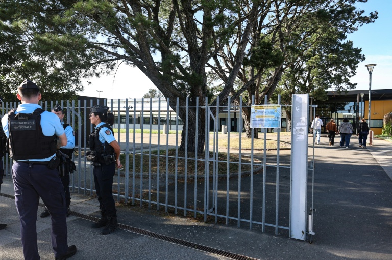 Des gendarmes devant le lycée Joubert-Maillard, où une adolescente a été agressée au couteau par un autre élève dans l'enceinte de l'établissement à Ancenis, le 10 avril 202 rn Loire-Atlantique