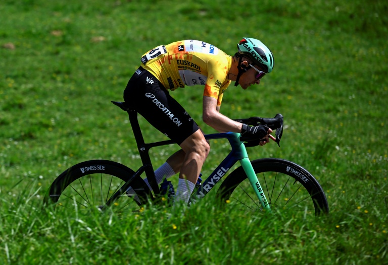 Le grand espoir du cyclisme français  Paul Seixas, lors du Tour du Pays basque qu'il a remporté, le 10 avril 2026