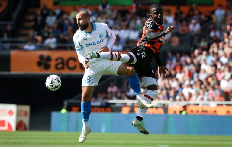 Bamba Dieng (D) de Lorient et Himad Abdelli de Marseille lors de la victoire lorientaise 2-0, le 18 avril 2026 au stade du Moustoir