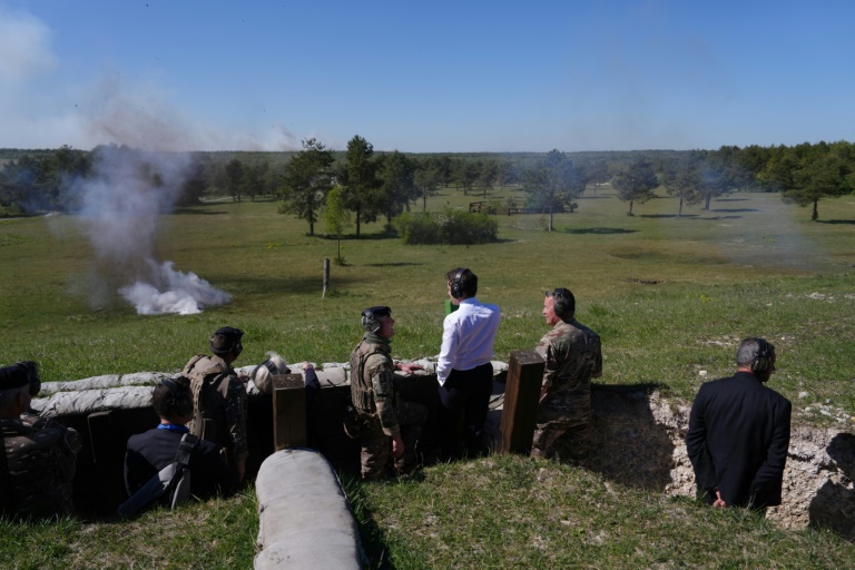 Le président français Emmanuel Macron (C) s’entretient avec des soldats lors d’une visite à l’exercice militaire Orion 2026 à Suippes, dans l’est de la France, le 30 avril 2026