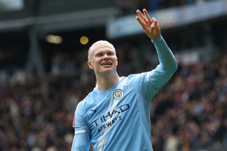 L'attaquant de Manchester City Erling Haaland célèbre son triplé lors du quart de finale de Coupe d'Angleterre remporté contre Liverpool, le 4 avril 2026 à Manchester