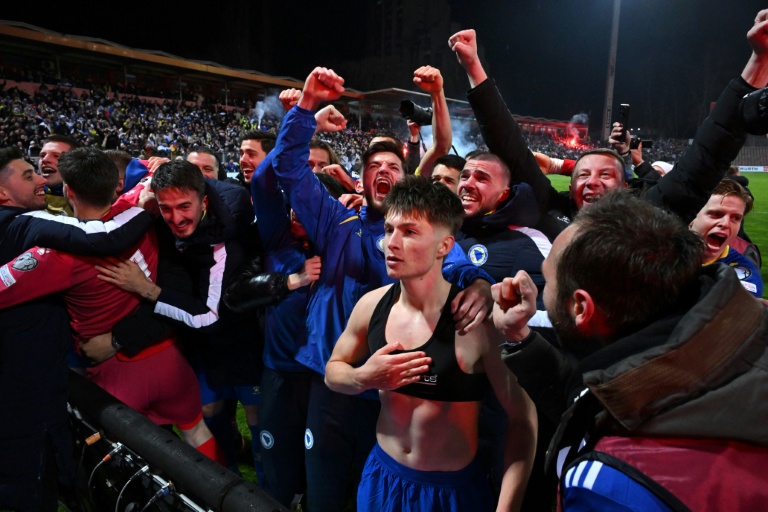 Les joueurs Bosniens fêtent leur qualification pour le Mondial-2026 après leur victoire aux tirs au but mardi contre l'Italie