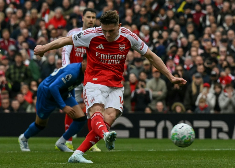L'attaquant suédois d'Arsenal Viktor Gyökeres buteur sur penalty face à Bournemouth le 11 avril 2026 à Londres