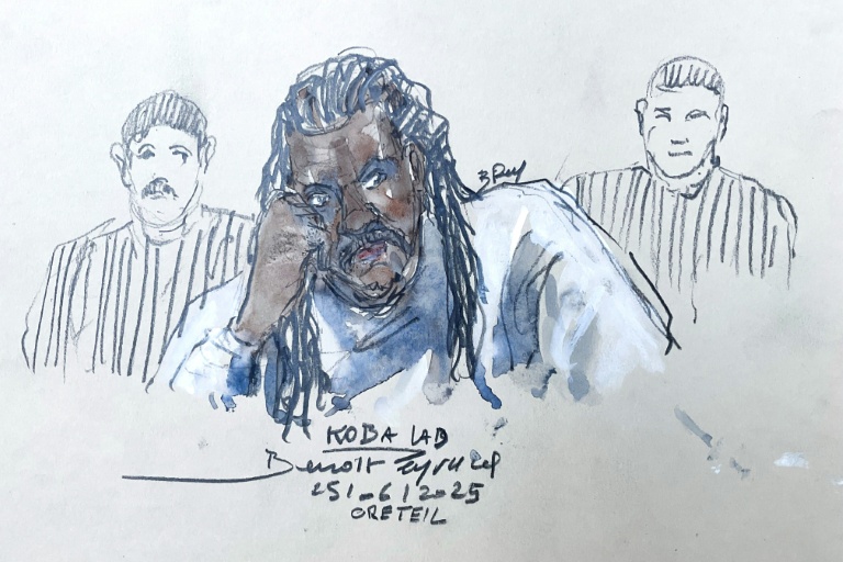 Croquis d'audience du 25 juin 2025 montrant le rappeur français Koba LaD au tribunal de Créteil, dans le Val-de-Marne
