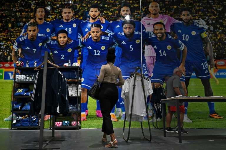 Une femme dans la boutique officielle dédiée à la sélection de football de Curaçao, le 8 avril 2026 à Willemstad, capitale de la petite île des Antilles