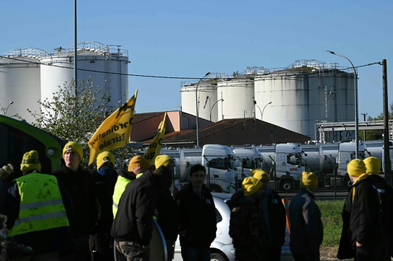 Des agriculteurs de la Coordination rurale bloquent l'accès à un dépôt pétrolier de Toulouse, le 14 avril 2026