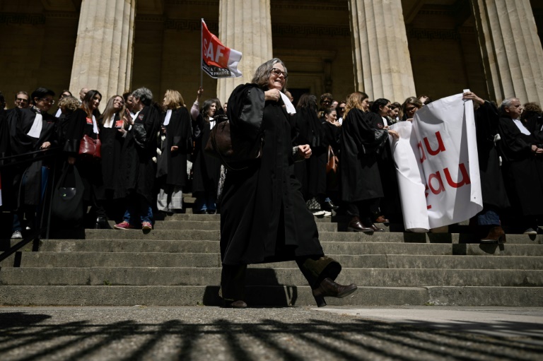 Des avocats devant la cour d'appel de Bordeaux, le 13 avril 2026