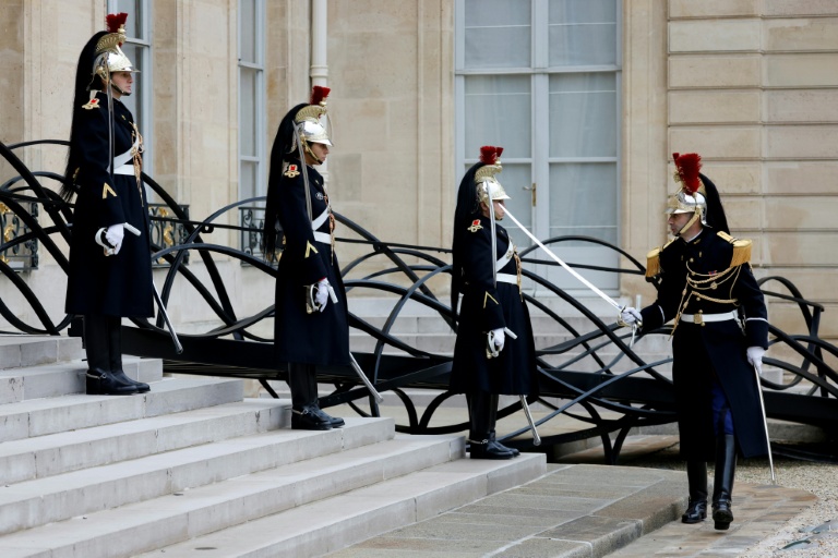 Des membres de la Garde républicaine devant le perron du palais de l'Elysée à Paris, le 22 janvier 2025