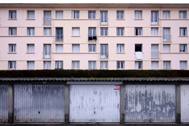 Des scellés de la police sur un garage (c) où deux femmes dont une magistrate ont été séquestrées, à Bourg-lès-Valence, le 6 février 2026 dans la Drôme