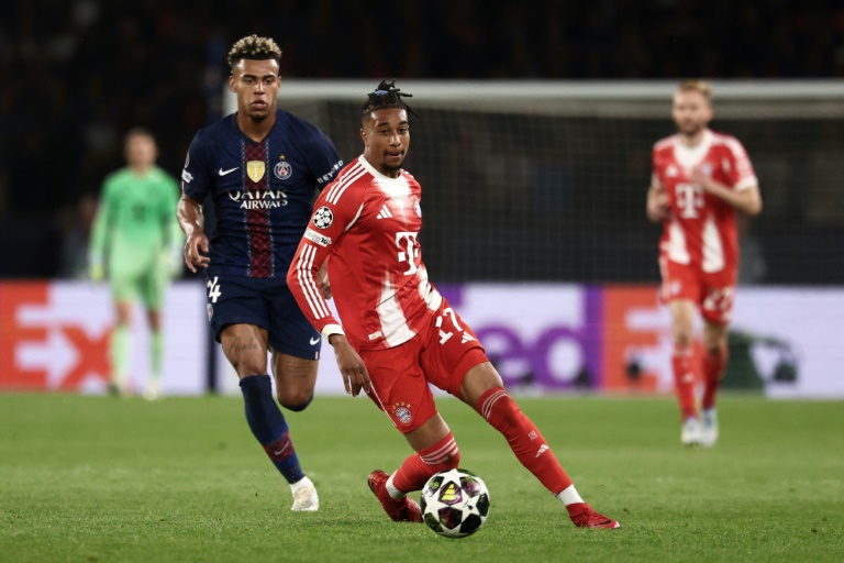 Michael Olise tente d'échapper à Désiré Doué en demi-finale de la Ligue des champions, le 28 avril 2026 à Paris