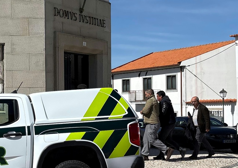 La police escorte l'ex-policier français Cédric Prizzon (g), soupçonné de double homicide et d'enlèvement, jusqu'au palais de justice de Vila Nova de Foz Coa, Guarda, dans le nord-est du Portugal, le 26 mars 2026