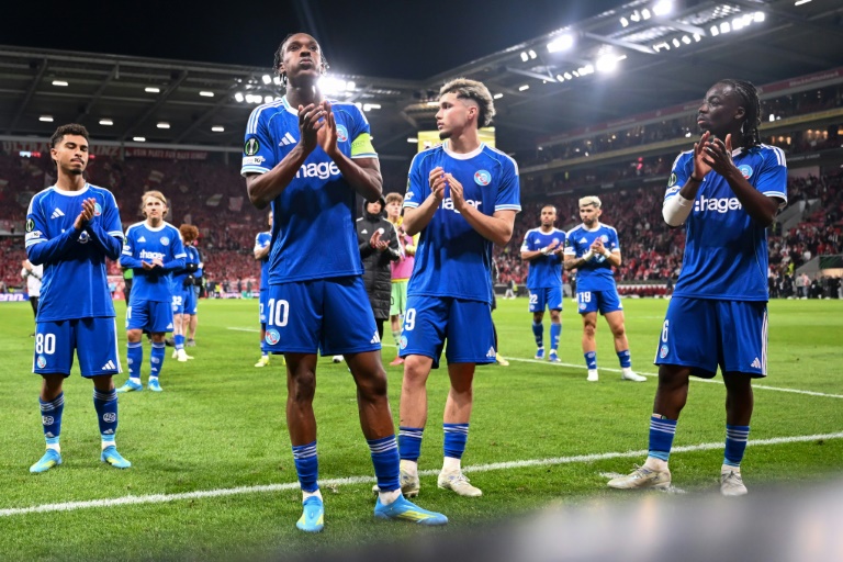 Les Strasbourgeois, dont Emmanuel Emegha (N.10), après leur défaite en Ligue Conférence à Mayence à l'aller, le 9 avril 2026