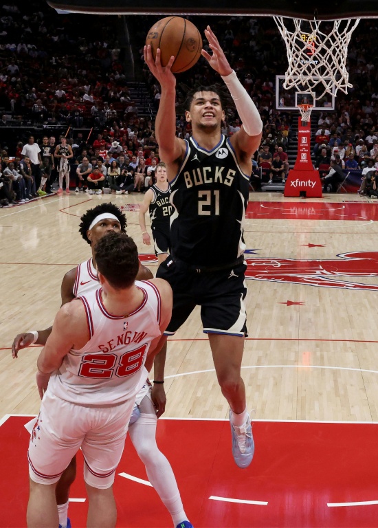 Ousmane Dieng inscrit un panier lors du match NBA des Milwaukee Bucks contre les Houston Rockets, le 1er avril 2026 à Houston