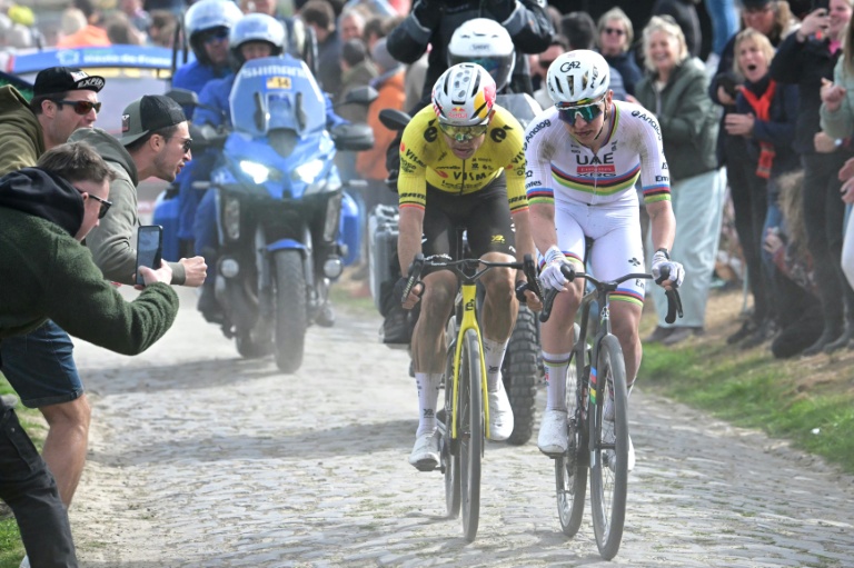 Le Slovène Tadej Pogacar et le Belge Wout Van Aert lors de Paris-Roubaix le 12 avril 2026