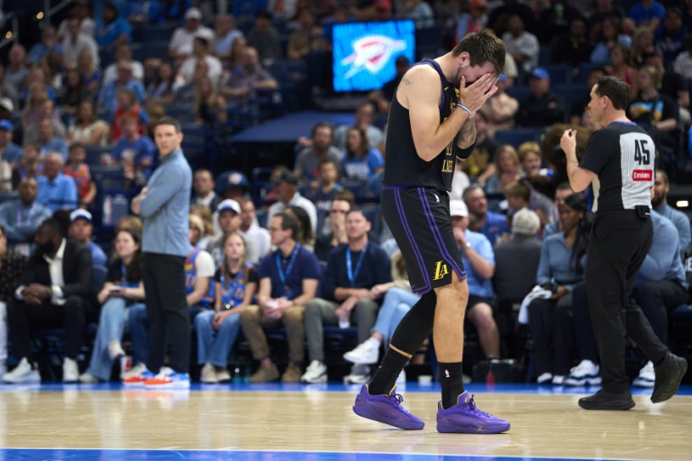 Luka Doncic des Los Angeles Lakers réagit lors du match contre le thunder d'Oklahoma City le 2 avril 2026 à Oklahoma City aux Etats-Unis