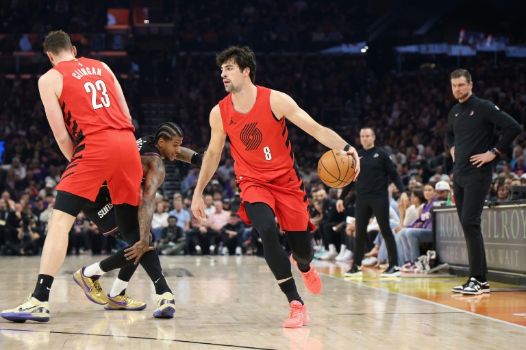 Le joueur de Portland Deni Avdija, le principal artisan du succès de son équipe à Phoenix synonyme de qualification pour les play-offs NBA, le 14 avril 2026