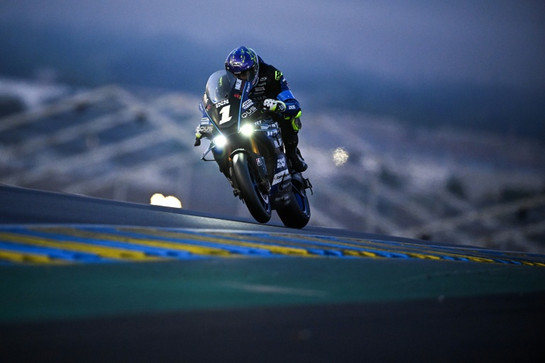 La Yamaha officielle du YART pilotée ici par le Tchèque Karel Hanika pendant les 24 Heures du Mans moto dimanche matin sur le circuit Bugatti du Mans.