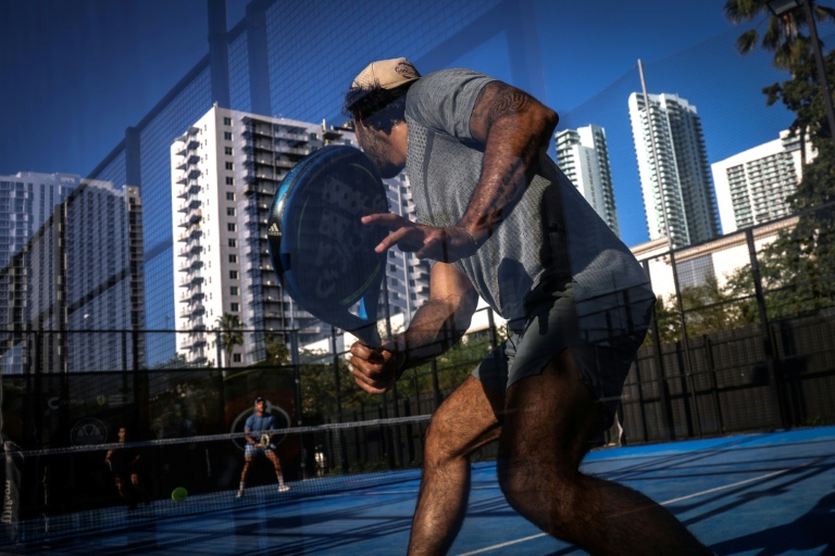Des personnes jouent au padel sur un court à Miami, en Floride, le 22 mars 2026