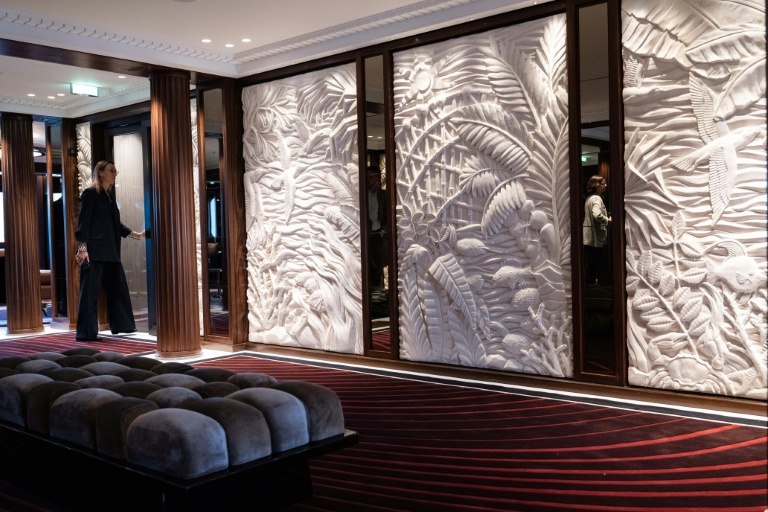 Vue d'un couloir à bord du voilier Orient Express Corinthian, aux Chantiers de l'Atlantique à Saint-Nazaire, le 28 avril 2026 en Loire-Atlantique