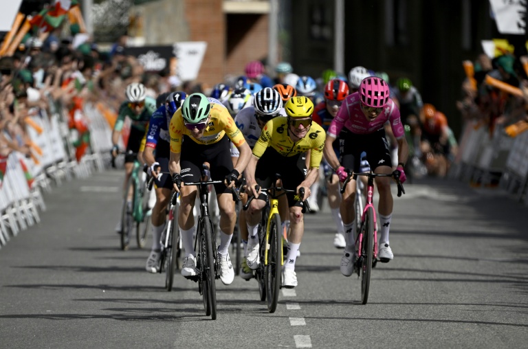 Le leader du classement général Paul Seixas (à gauche) règle le sprint du peloton à l'arrivée de la 3e étape du Tour du Pays basque mercredi à Basauri.