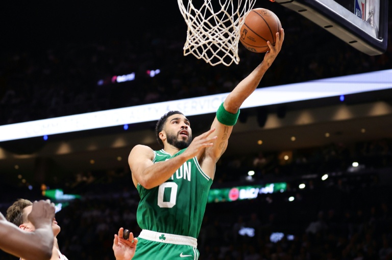 Jayson Tatum marque un panier lors du match NBA des Boston Celtics contre le Miami Heat, le 1er avril 2026 à Miami