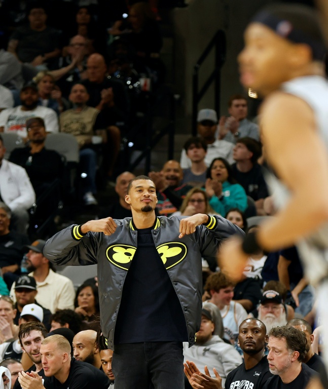 Victor Wembanyama spectateur lors du match NBA des San Antonio Spurs contre les Portland Trailblazers le 8 avril 2026 à San Antonio
