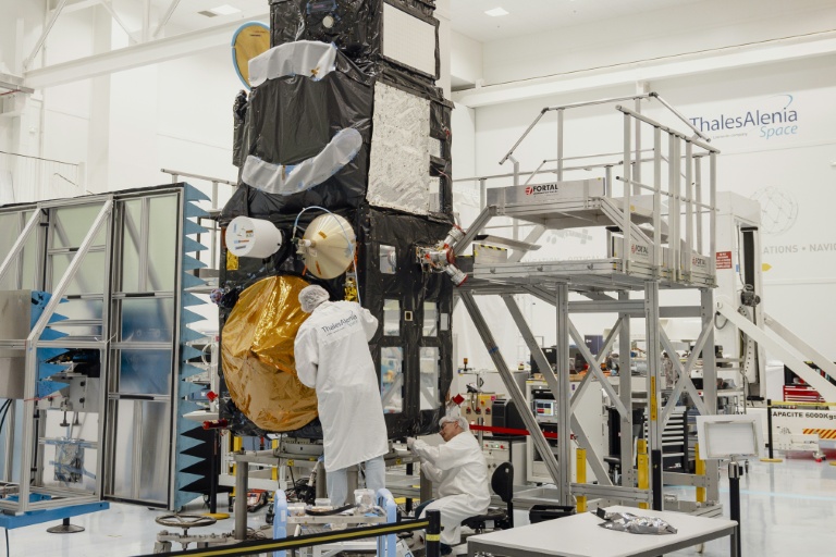 Des opérateurs travaillent sur un module de service Sentinelle 3C dans les locaux de Thales Alenia Space à Cannes, le 16 avril 2026 dans le sud-est de la France