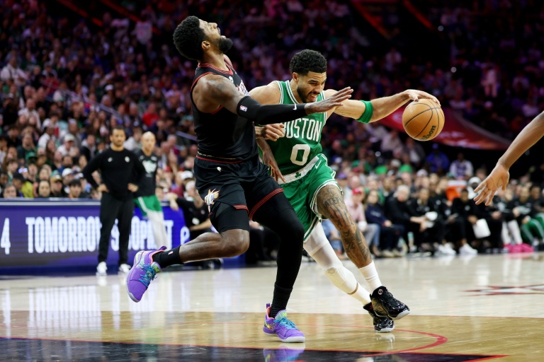 Jayson Tatum (d) face à Paul George lors du match 4 du premier tour des play-offs de NBA entre les Boston Celtics et les Philadelphia 76ers, le 26 avril 2026 à Philadelphie